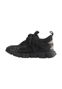 Adidași negri cu un capitonaj texturat, având un model asemănător cu reptilele, guler căptușit, vârf rotund și talpă groasă din cauciuc. Închidere cu șireturi.