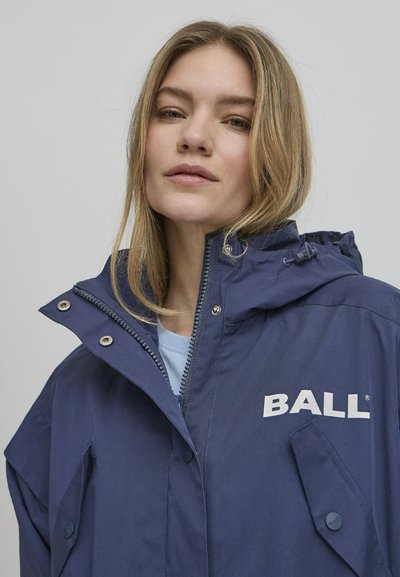 Jūras zila kapuce jaka, izgatavota no viegla materiāla, ar priekšējo rāvējslēdzēju, spiedpogu kabatām un "BALL" logo uz krūtīm.