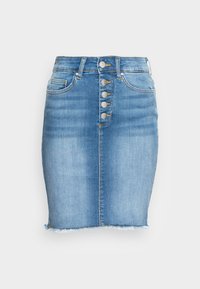 Falda de mezclilla en azul claro con un diseño ajustado, cinco botones frontales, dos bolsillos laterales y un dobladillo deshilachado. Textura suave en todo su diseño.