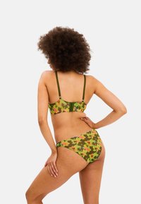 Camouflage bikini-set in groen, roze en oranje. De top heeft verstelbare bandjes en een haaksluiting; de broekjes zijn laag gesneden.