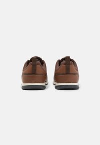 Pier One Volnočasové šněrovací boty - cognac