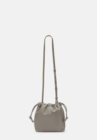 Borsa a sacco in morbido tessuto taupe, con apertura a coulisse, tracolla regolabile e texture liscia. Forma compatta e arrotondata.