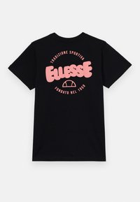 Melnas kokvilnas T-krekls ar lielu rozā Ellesse logotipu uz muguras, apvilktu ar tekstu un emblēmu zem tā. Standarta apaļais kakls, īsas piedurknes.