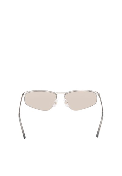 Metalen zonnebril met een zilveren frame, hoekige glazen en transparante neuskussentjes. Heeft dunne pootjes en glazen met lichtbruin tint.