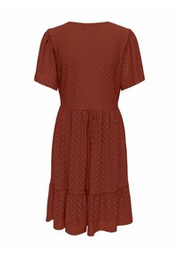 Robe couleur rouille longueur genoux avec manches courtes bouffantes et motifs chevrons en broderie anglaise, avec une taille froncée et un ourlet à volants.