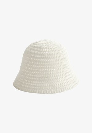 Biały szydełkowy kapelusz typu bucket z szerokim, lekko rozszerzanym rondem i teksturowanym, otwartym wzorem dzianiny.