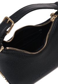 Borsa a tracolla in pelle nera con texture, dotata di una zip dorata, tasca interna e slot per carte. La tracolla è regolabile.