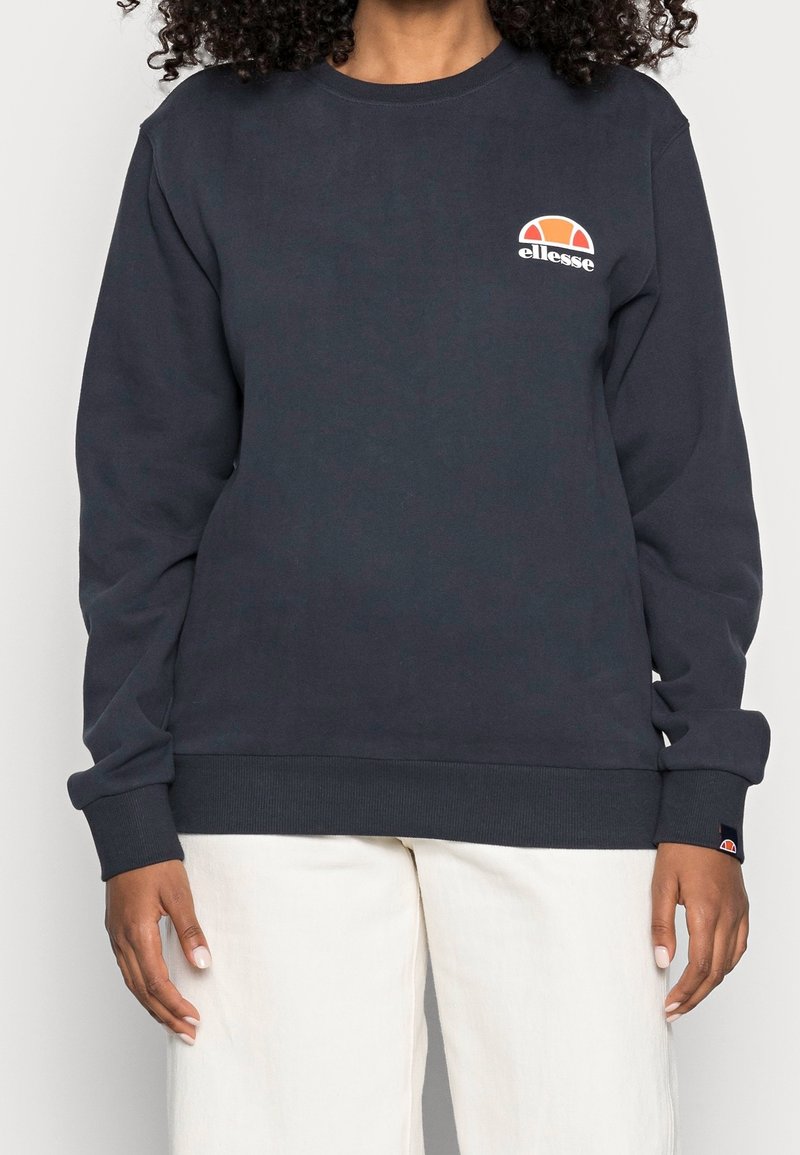 Felpa blu navy in misto cotone, con scollo rotondo, polsini e orlo a costine, con un logo arancione e bianco sul petto.