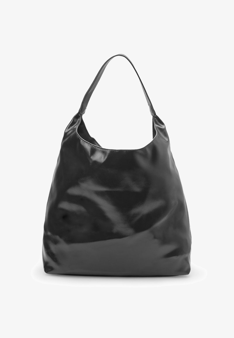 Borsa hobo in pelle nera con una finitura liscia e lucida. Presenta una sola tracolla larga e una struttura morbida e sfilacciata.