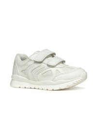 Zapatos deportivos blancos con dos correas de Velcro, hechos de material sintético suave. Presentan perforaciones en los laterales y una suela texturizada.