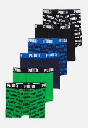 Zes paar Puma boxershorts in zwart, marineblauw, blauw, groen en een groen patroon. Elk heeft een contrasterende logobanding. Glad stoffen afwerking.