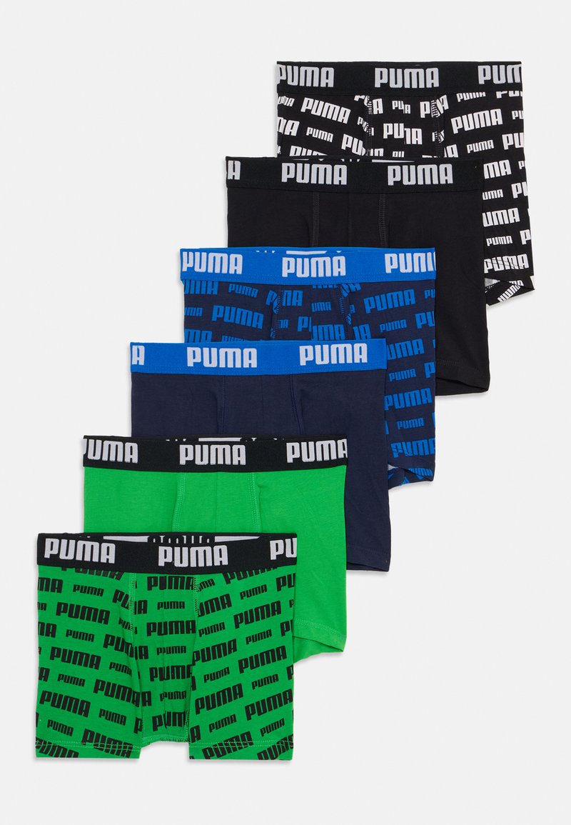 Sechs Paare Puma Boxershorts in Schwarz, Marineblau, Blau, Grün und mit einem grünen Muster. Jedes hat einen kontrastierenden Logo-Bund. Glatte Stoffoberfläche.
