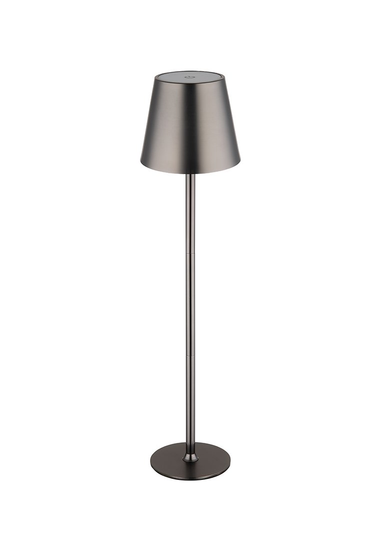 Lampada da terra alta e snella con base in metallo nero opaco e paralume conico. Caratterizzata da una base circolare e un design minimalista.