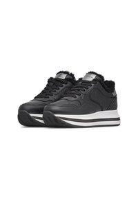 Sneakers neri in pelle con tomaia testurizzata, caratterizzati da un colletto peloso, lacci neri e una suola intermedia bianca con strisce nere.