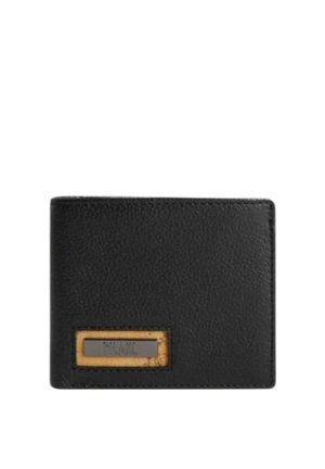 Portafoglio bifold in pelle nera con superficie strutturata e patch rettangolare con logo nell'angolo in basso a sinistra.