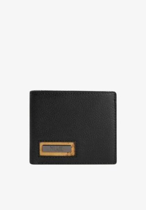 Portafoglio bifold in pelle nera con superficie strutturata e patch rettangolare con logo nell'angolo in basso a sinistra.