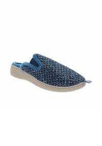 Zapatilla azul tejida con superficie texturizada, un cuello acolchado y una suela de goma. Cuenta con un ligero tapizado y un lazo para facilitar su uso.