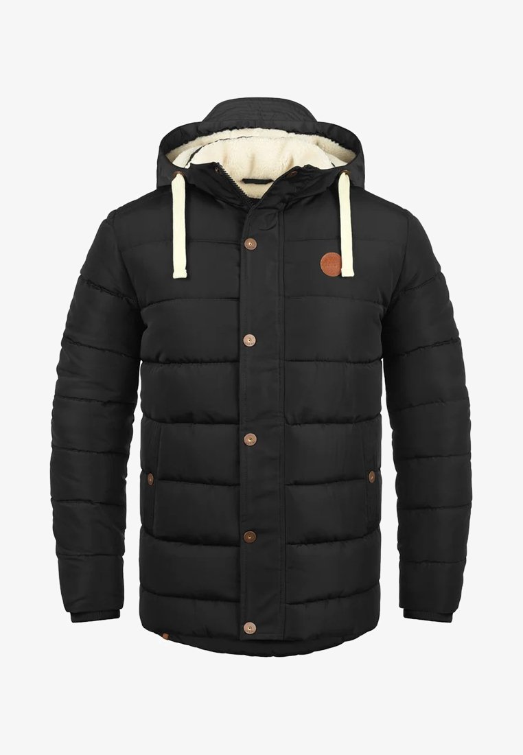 Schwarze wattierte Winterjacke mit Kapuze, cremefarbenen Kordeln, Knopf- und Reißverschluss sowie weichem cremefarbenem Fleece-Futter in der Kapuze.