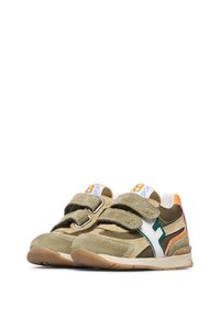 Scarpe sportive verdi e marroni realizzate in suede e materiali in rete, dotate di due cinturini in Velcro, con accenti arancioni e bianchi e una suola in gomma.