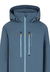 Giacca impermeabile blu con colletto alto, cappuccio regolabile e due tasche frontali con zip dotate di tiranti gialli. Logo stampato sul lato.