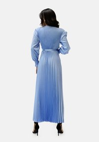 Abito lungo plissettato in raso azzurro chiaro. Caratterizzato da maniche a sbuffo, corpetto aderente e vita con cintura. Tessuto liscio, con silhouette fluente.