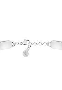 Bracciale in argento con catena, caratterizzato da due piastre rettangolari, un moschettone e un ciondolo rotondo con design a foglia. Finitura liscia e lucida.