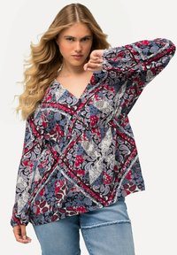 Langarm-Bluse mit V-Ausschnitt, die ein mehrfarbiges Paisley-Muster in Rot, Blau, Schwarz und Weiß aufweist. Aus leichtem Stoff mit lockerer Passform gefertigt.