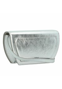 Pochette in pelle argentata con un design strutturato, texture liscia e logo del marchio in rilievo ben visibile. Dotata di una tracolla removibile.