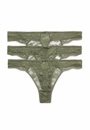 Tres braguitas tanga de encaje para mujer en color verde oliva apiladas horizontalmente con motivos florales y pequeños lazos delanteros sobre un fondo blanco.