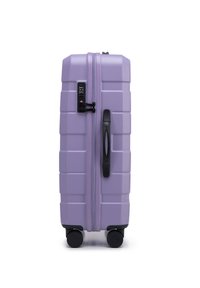 Valigia rigida viola con superficie testurizzata, doppie ruote, una maniglia nera e una serratura a combinazione sul lato.