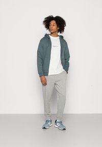 Weekday STANDARD ZIP HOODIE - Camisola com fecho - grey dark