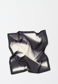 Foulard in seta con design sfumato in nero e crema, morbido al tatto, e bordo a contrasto con una firma minimalista nell'angolo.