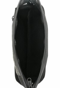 Sort lynlås pung med struktureret overflade, mesh-foring og et åbent indre uden yderligere rum.