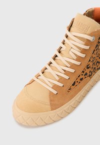 Sneaker alte beige in suede marrone chiaro, con dettagli in stampa leopardata, punta rotonda e suola in gomma testurizzata; presentano lacci crema e collo imbottito.