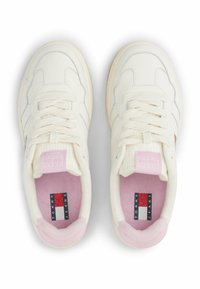 Scarpe da ginnastica bianche con esterno in pelle liscia, accenti rosa a contrasto, punta rotonda e fodera rosa testurizzata. Presentano il logo di Tommy Jeans.