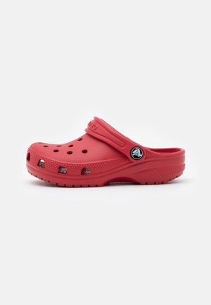 Scarpa Croc rossa slip-on con fori di ventilazione e strap regolabile sul tallone, su sfondo bianco uniforme.