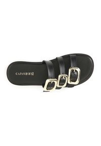 Sandalo scivoloso nero con tre strap regolabili e fibbie in tono oro. Materiale in pelle liscia con suola piatta e design semplice.