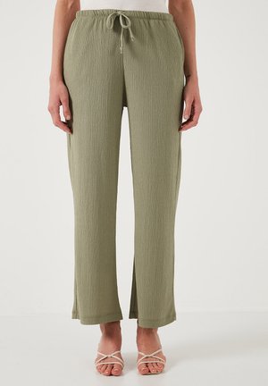 Helle olivgrüne, locker sitzende, strukturierte Hosen mit einem elastischen Bund und Zugband; verfügen über seitliche Schlitze am Saum.