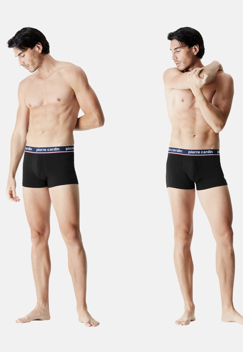 Boxer-briefs noirs avec une ceinture bleue et blanche "pierre cardin", offrant un fit ajusté et un tissu lisse et extensible. Aucun motif ni accent.