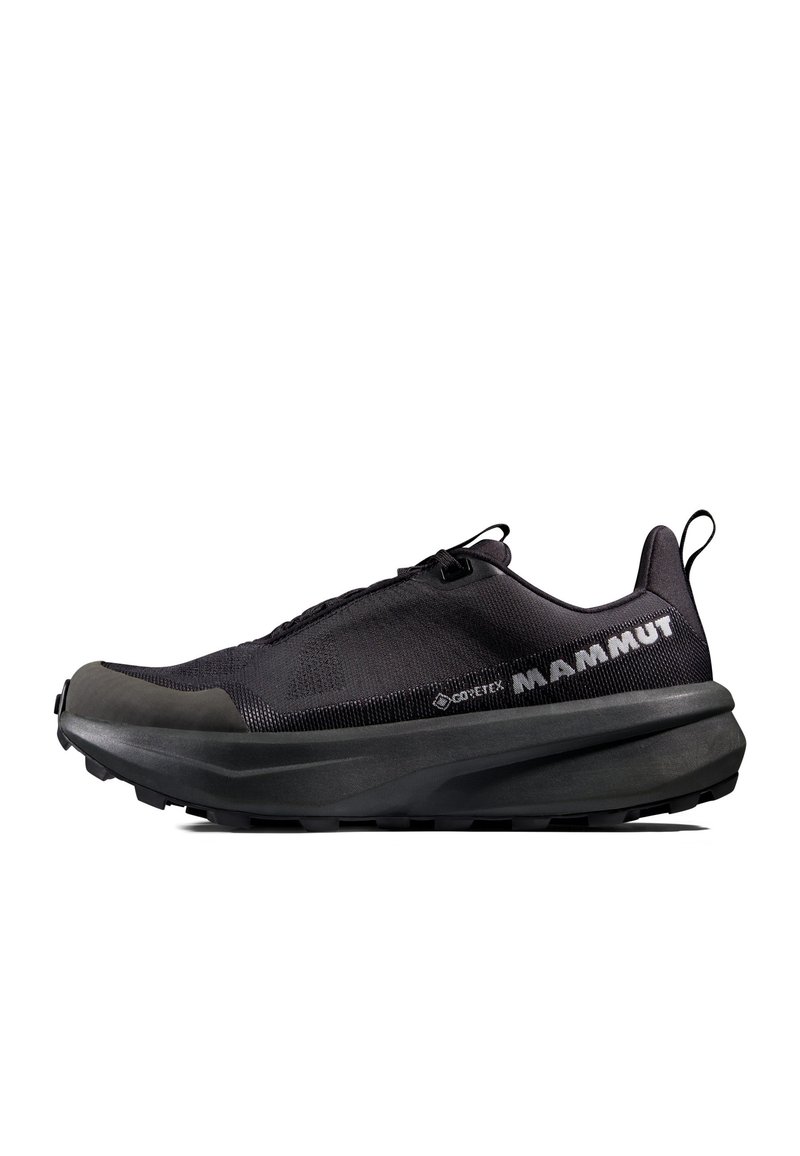 Zwarte trailrunne schoenen met een mesh bovenkant, Gore-Tex merk, dikke rubberen zool en een gevoerde tussenzool voor verbeterd comfort.