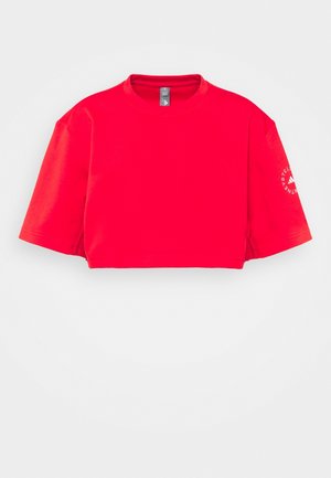 Camiseta corta de color rojo brillante con mangas cortas y cuello redondo, con un pequeño logo blanco en la manga izquierda.