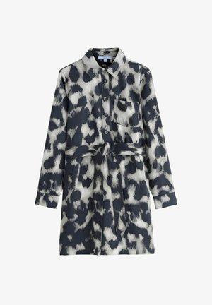 Robe chemise à manches longues avec imprimé animal abstrait noir et blanc, boutons devant, poche poitrine et ceinture en tissu assortie à la taille.