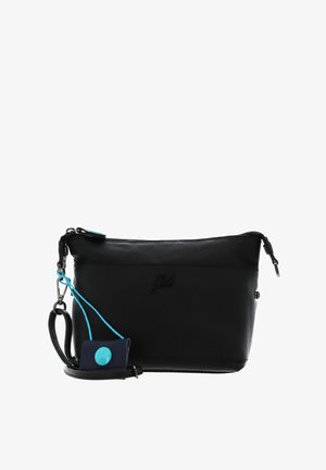 Petit sac bracelet en cuir noir avec fermeture éclair et petite étiquette bleue attachée avec un bouton, présenté sur fond blanc.