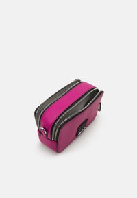 Karl Lagerfeld Jeans LOGO PATCH CAMERA - Taška s příčným popruhem - festival fuchsia