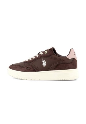 Baskets basses marron avec semelle blanche, lacets blancs, languette de talon rose et logo joueur de polo blanc sur le côté.