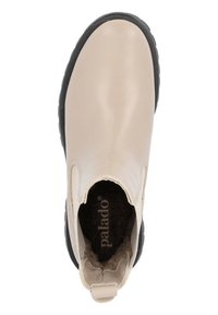 Botas de tobillo beige con un diseño de cuero liso, paneles laterales elásticos y una suela de goma negra. Forro interior texturizado y tira en el talón.