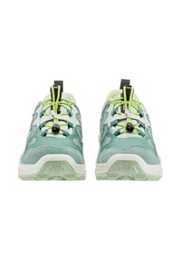 Scarpe da atletica verde chiaro e teal con tomaia in rete testurizzata e suede, dotate di lacci neri e gialli e suola in gomma.