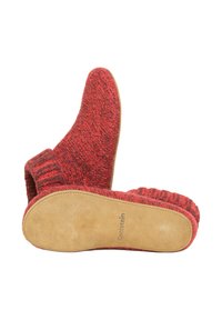 Røde strikkede hjemmesko med en tekstureret overdel og en tan ruskindssolet. Rund tå og manchet, med et logo på sålen.