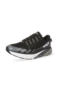 Scarpa sportiva nera con parte superiore in rete, accenti grigi riflettenti e suola ammortizzata. Presenta un design con lacci e pannellatura testurizzata.