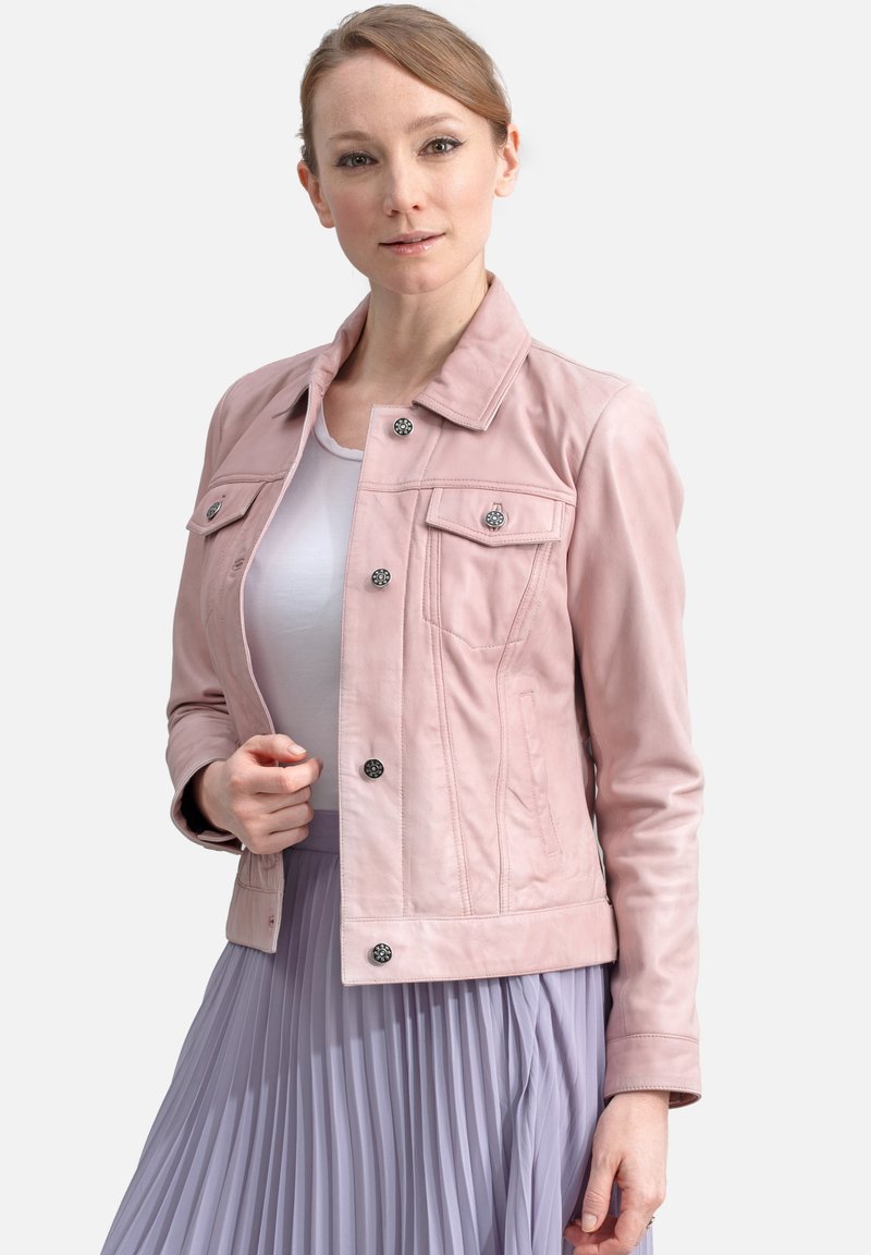Lichtroze leren jas met een getailleerd ontwerp, drukknoopsluitingen en twee borstzakken, gecombineerd met een geplooide lavendelrok.